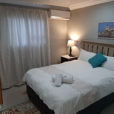 Lux Rooms on 37 Bloemfontein Buitenkant foto