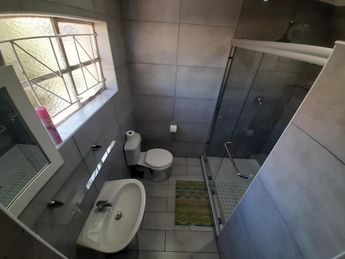 Lux Rooms on 37 Bloemfontein Buitenkant foto