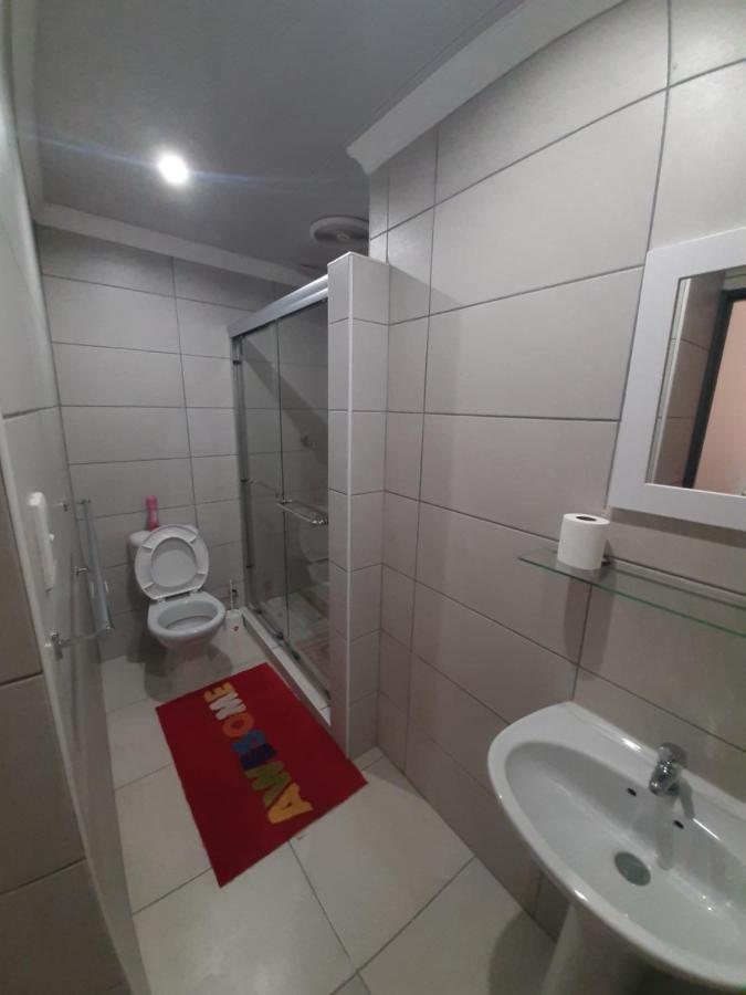 Lux Rooms on 37 Bloemfontein Buitenkant foto