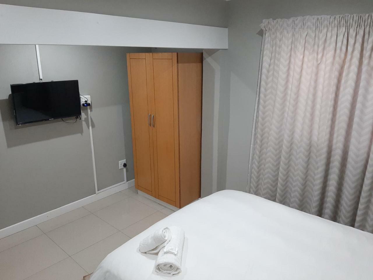Lux Rooms on 37 Bloemfontein Buitenkant foto
