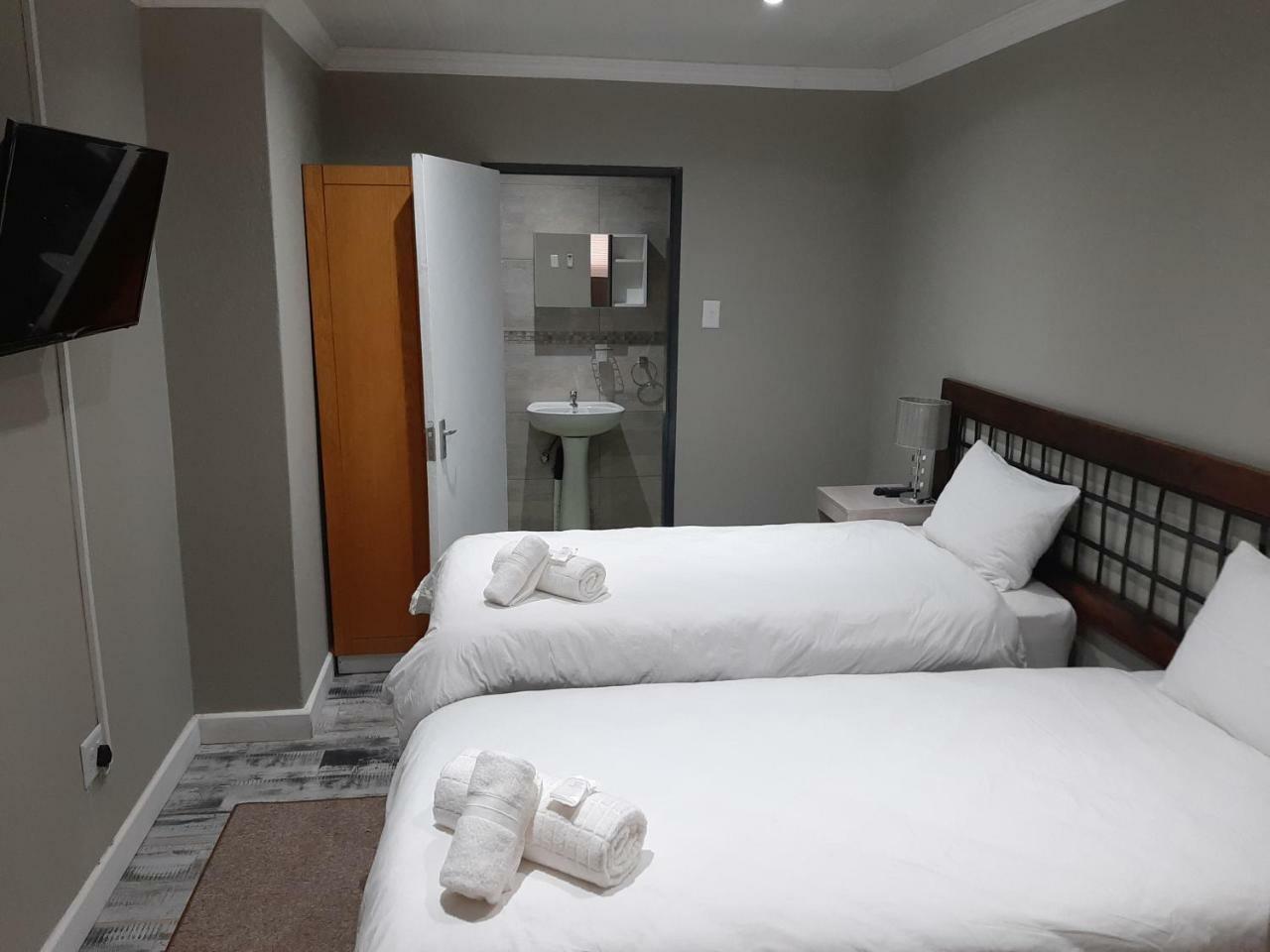 Lux Rooms on 37 Bloemfontein Buitenkant foto