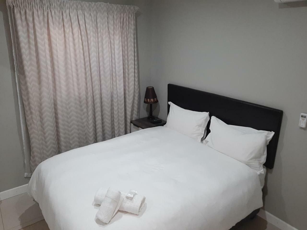 Lux Rooms on 37 Bloemfontein Buitenkant foto