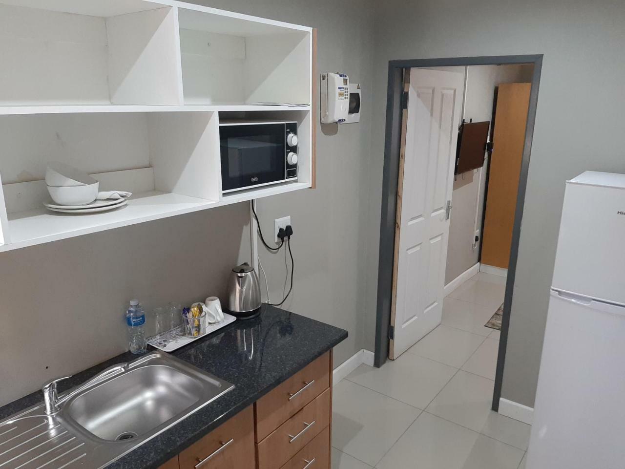 Lux Rooms on 37 Bloemfontein Buitenkant foto