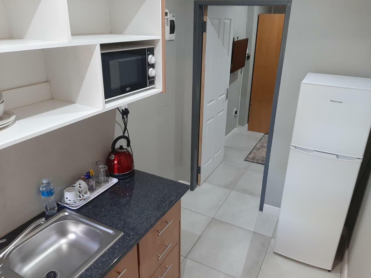 Lux Rooms on 37 Bloemfontein Buitenkant foto