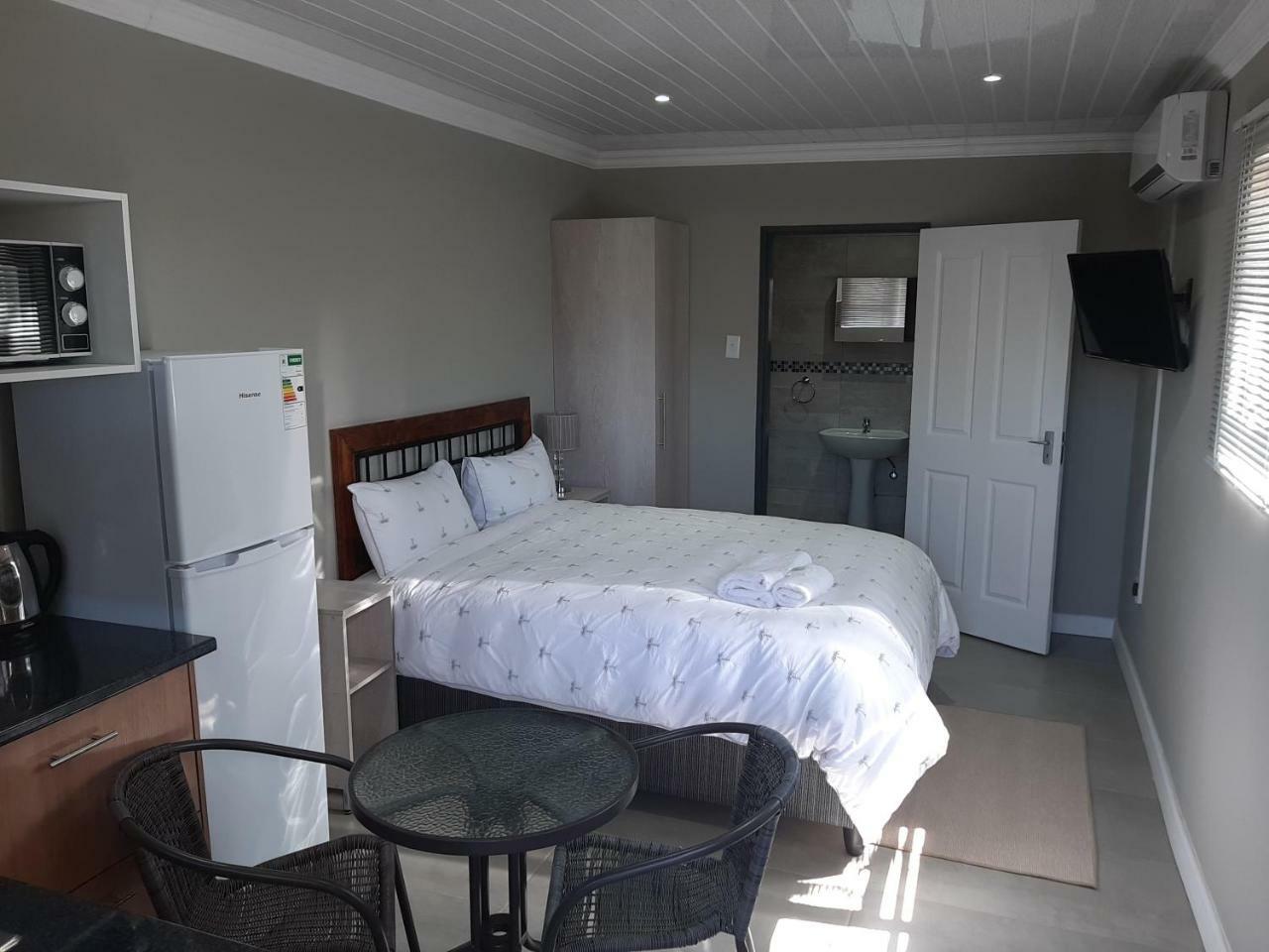 Lux Rooms on 37 Bloemfontein Buitenkant foto